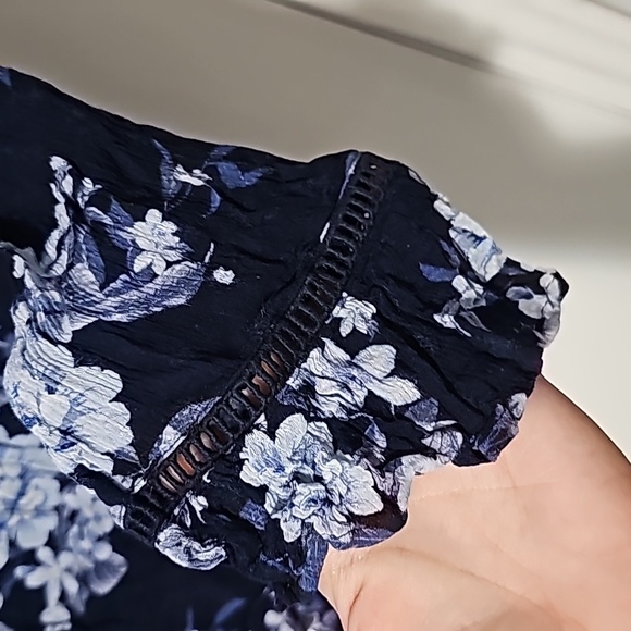 American Eagle | Navy Floral Button-Down Crop Top with 3/4 Sleeves and Tie Front - Picture 5 of 7